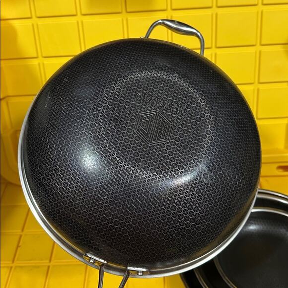 HEXCLAD 6 Piece Nonstick Stainless Steel Frying Pan Set 8”, 10” 12” and Wok $600 - Picture 4 of 12
